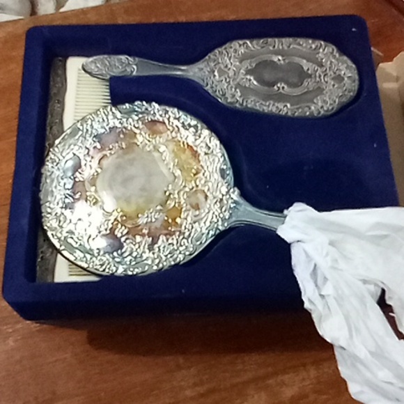 Silverplated vintage 3 piece dresser set. - Picture 3 of 5
